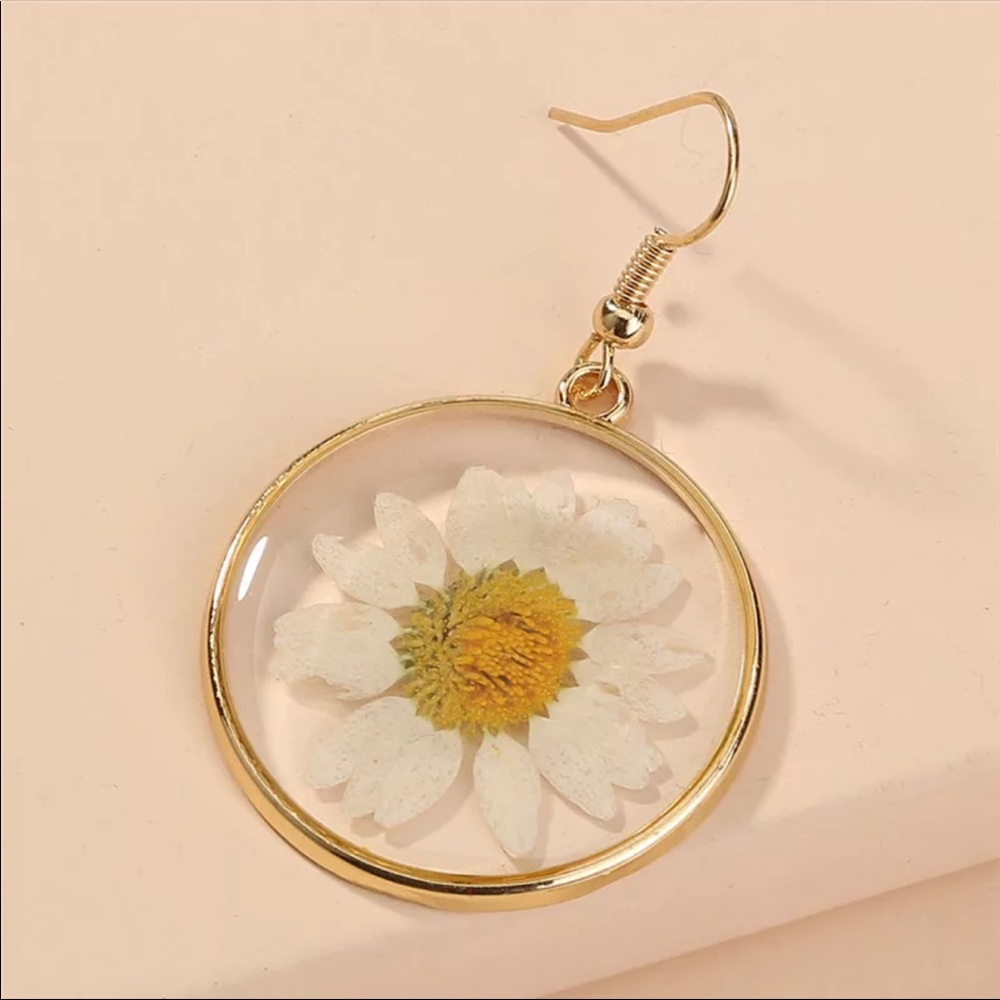 "Daisy Sundays” Real Flower Gold Circle Pendant Bohemian Hippie Plant Earrings - Picture 6 of 7